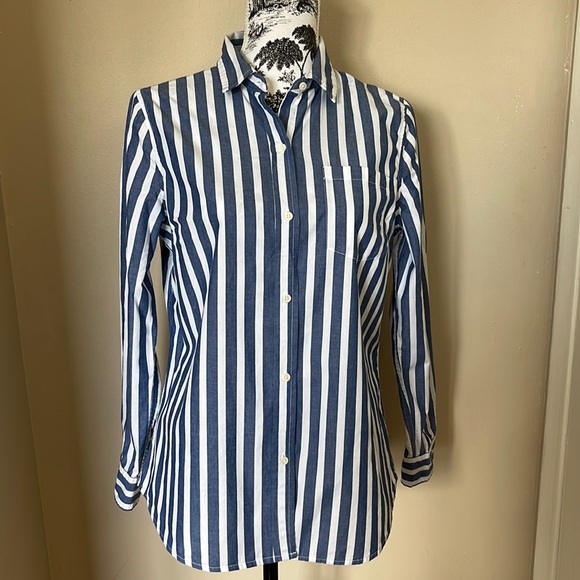 2/$20 Gap button down M - Picture 1 of 5